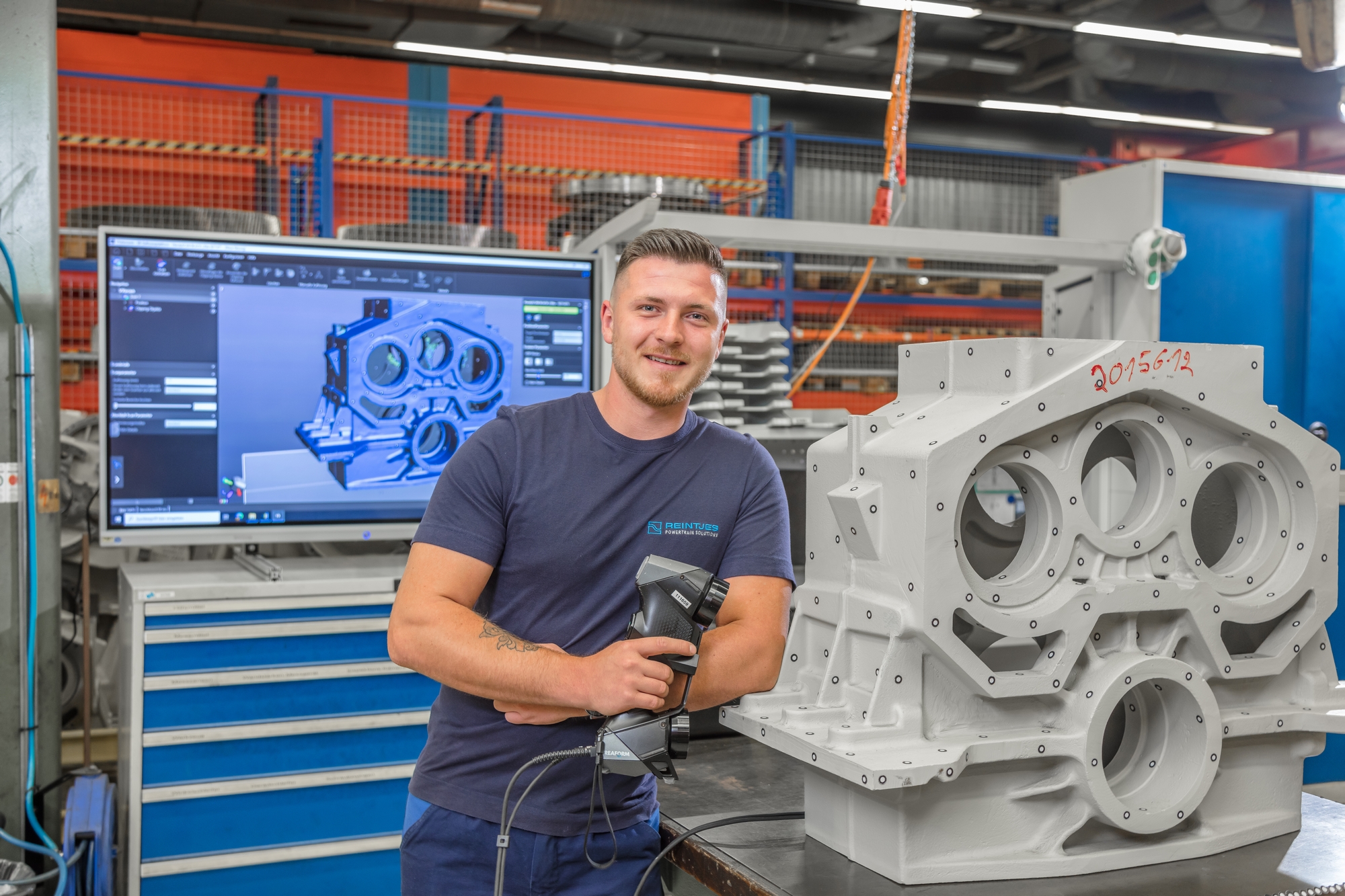 Ein REINTJES Mitarbeiter in einer der Produktionshallen in Hameln.