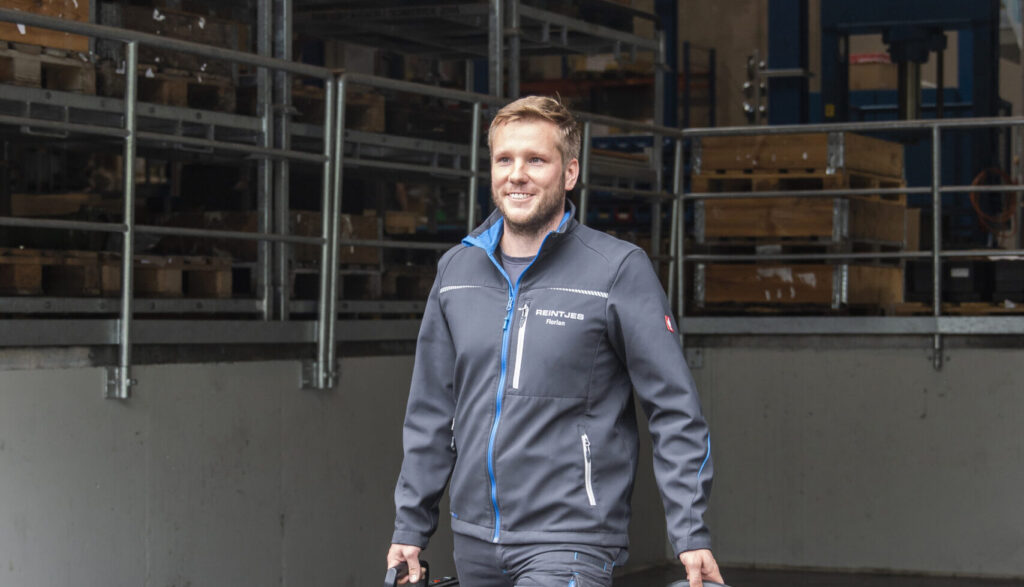 REINTJES Servicetechniker auf dem Weg zu einem Kunden.