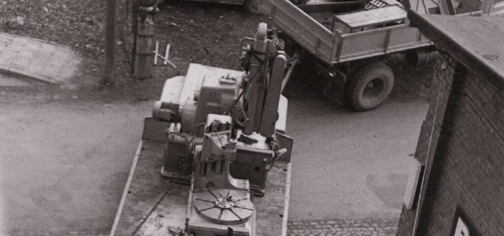 Historische Aufnahme Getriebe und Lkw.