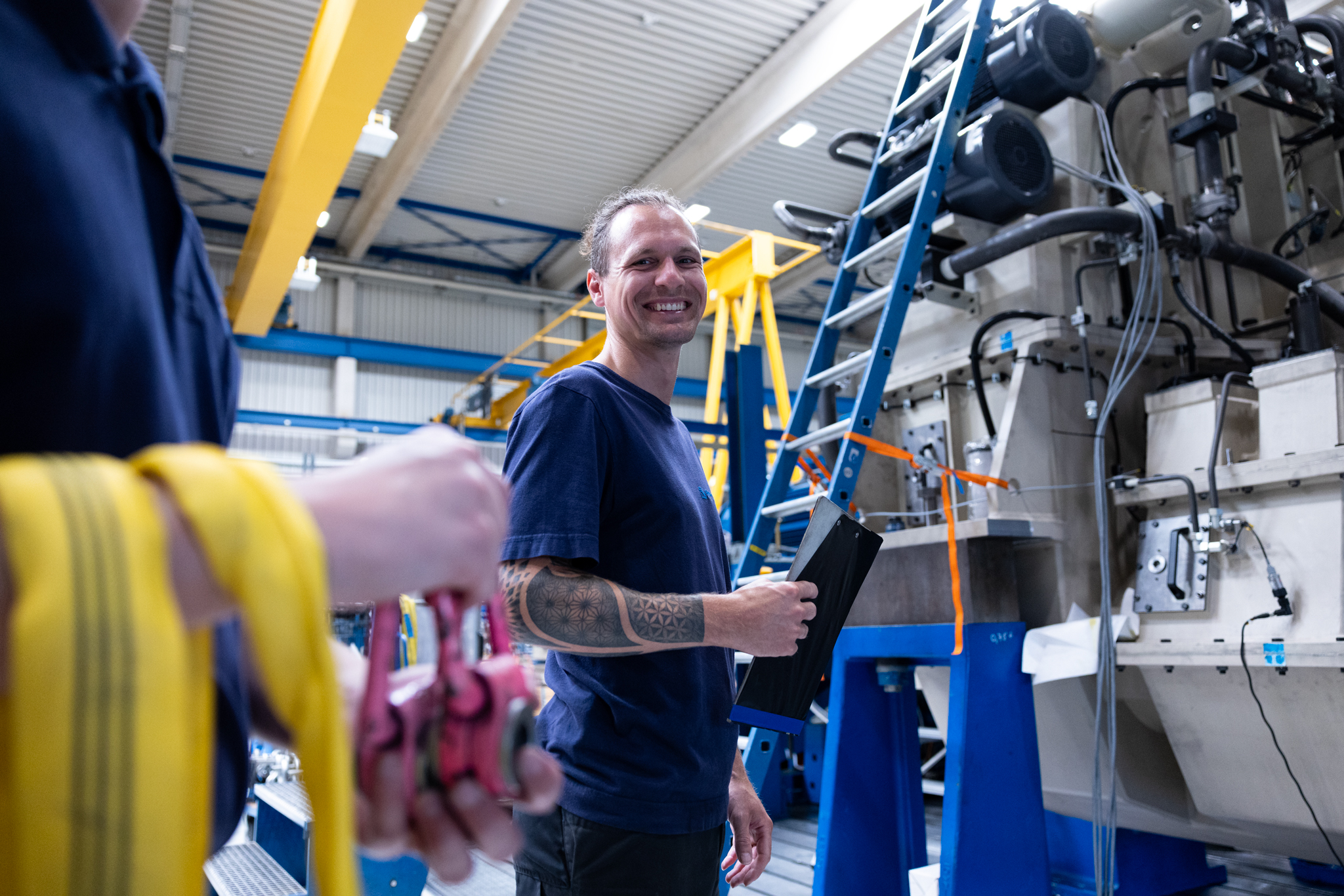 Ein REINTJES Mitarbeiter vor einer Maschine in einer der Produktionshallen in Hameln.