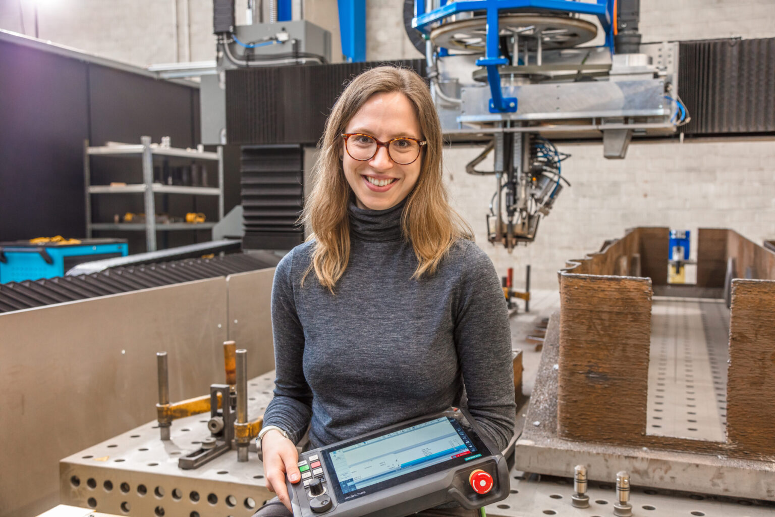 Daniela Haubold vor dem 3-D-Drucker in einer der Produktionshallen in Hameln.