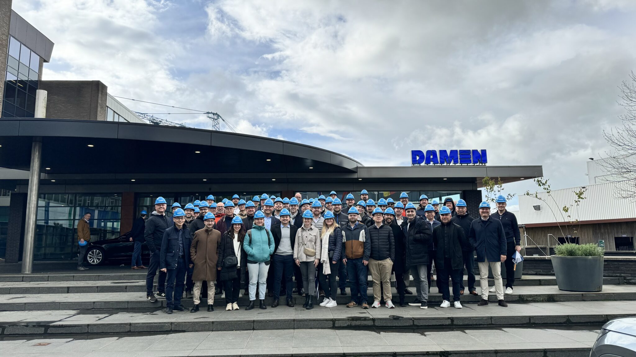 Das REINTJES Team auf der Sales und Service 2023 vor dem Damen-Gebäude