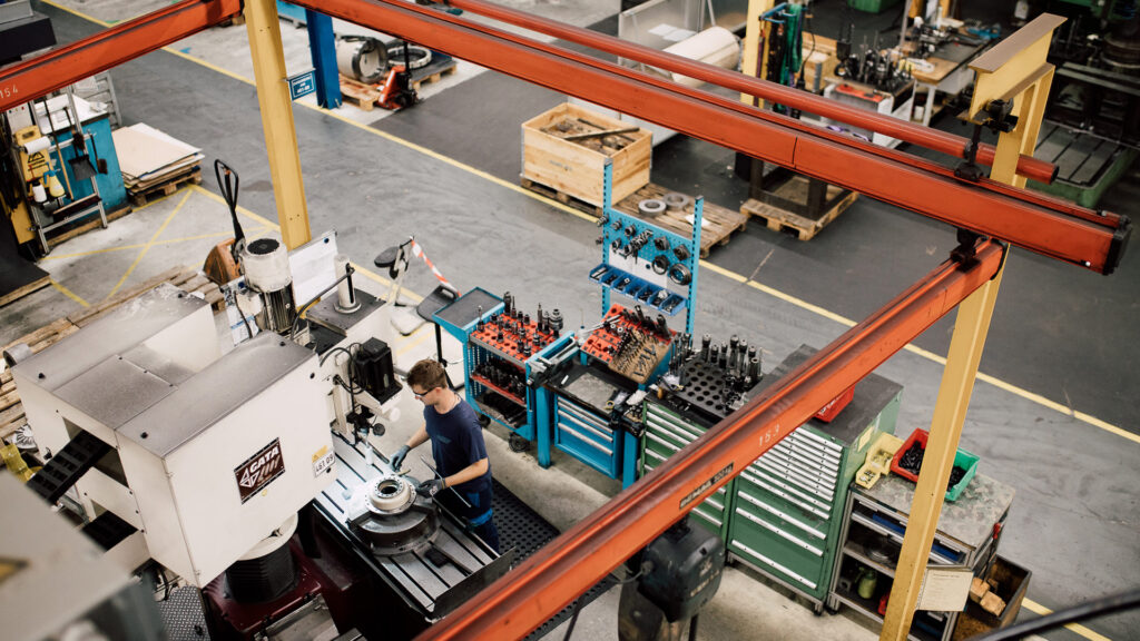 Blick von oben auf einen REINTJES Mitarbeiter in einer der Produktionshallen in Hameln.