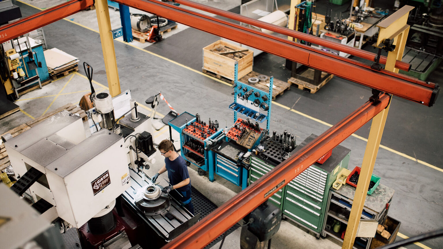 Blick von oben auf einen REINTJES Mitarbeiter in einer der Produktionshallen in Hameln.