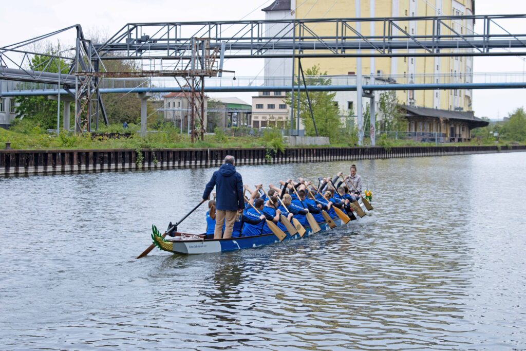 Das Drachenbootteam der Firma REINTJES mit dem neuen Drachenboot auf der Weser.