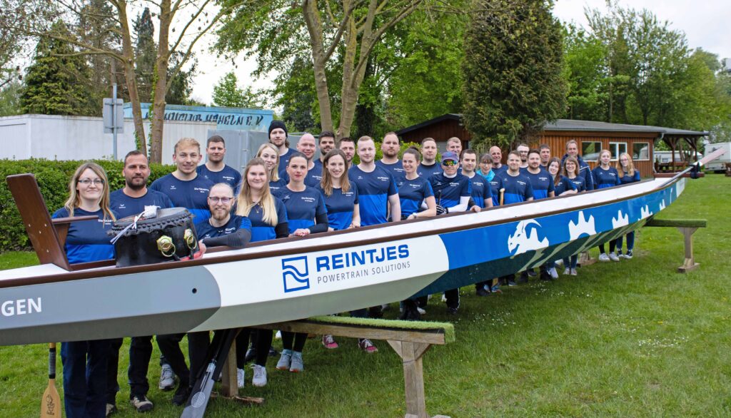 Das Drachenbootteam der Firma REINTJES mit dem neuen Drachenboot.