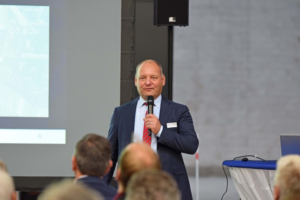 Klaus Deleroi spricht während einer Infotagung zum 3-D-Druck bei REINTJES.