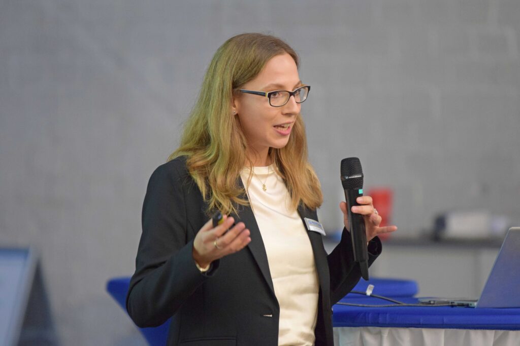 Daniela Haubold spricht während einer Infotagung zum 3-D-Druck bei REINTJES.