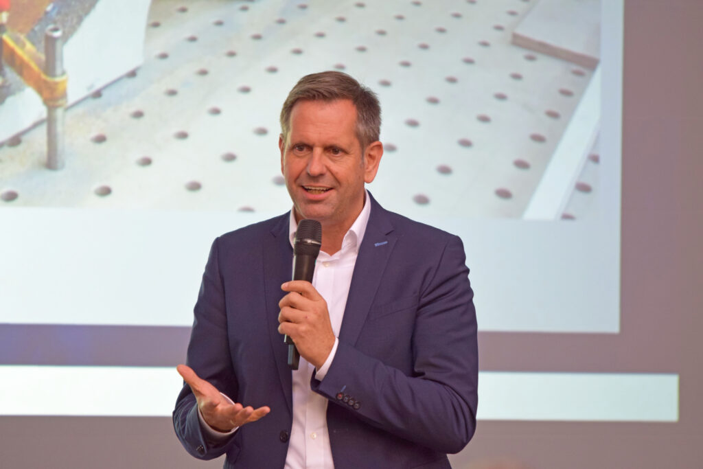 Olaf Lies spricht während einer Infotagung zum 3-D-Druck bei REINTJES.