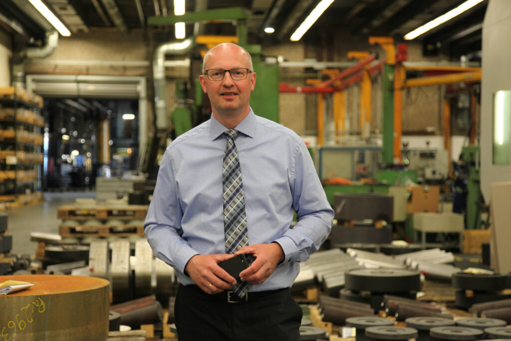 Dr. Rainer Golloch, der seit 2018 für REINTJES arbeitet, in der Produktion.