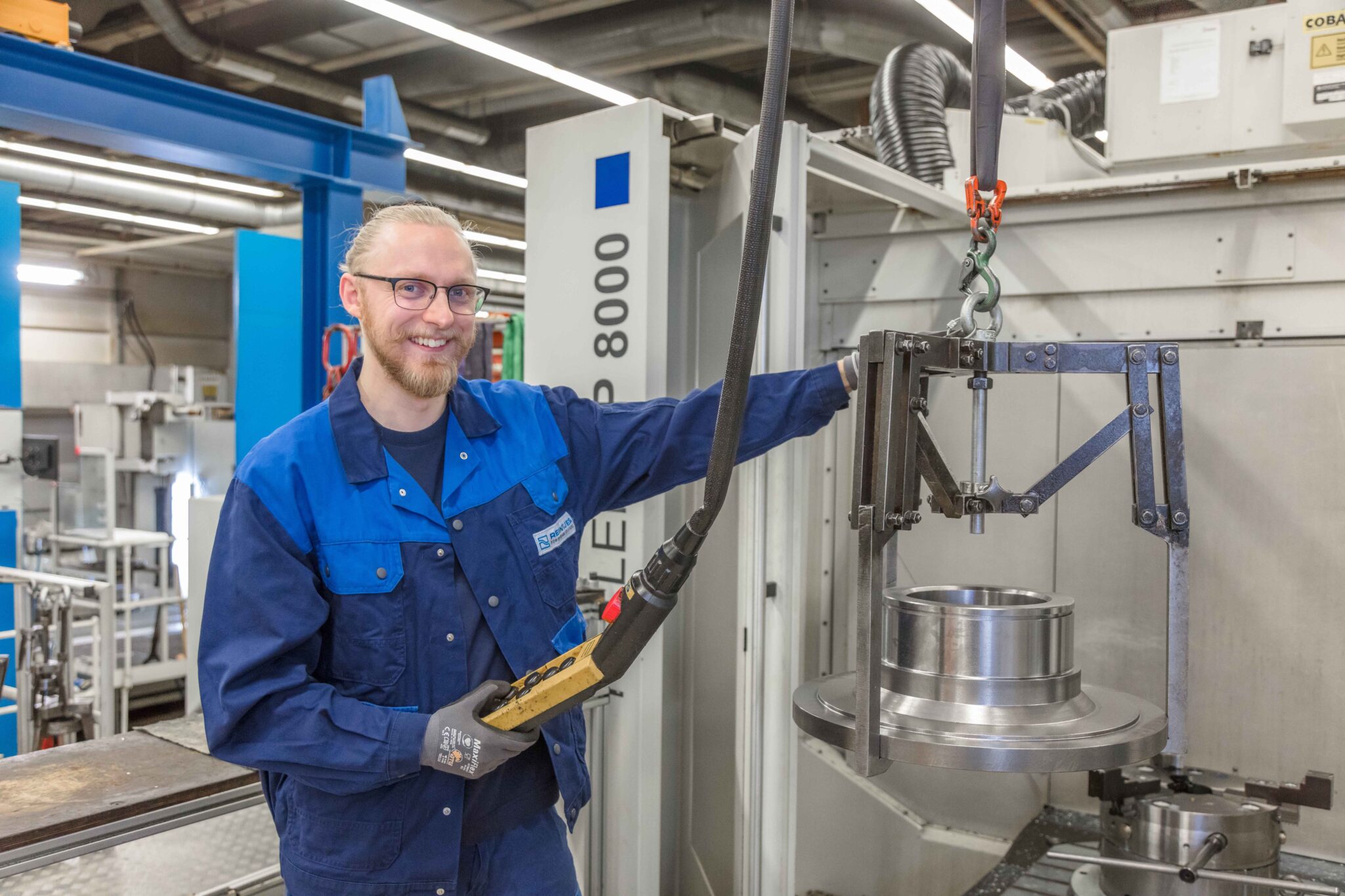 Ein REINTJES Mitarbeiter an einer Maschine in einer der Produktionshallen in Hameln.