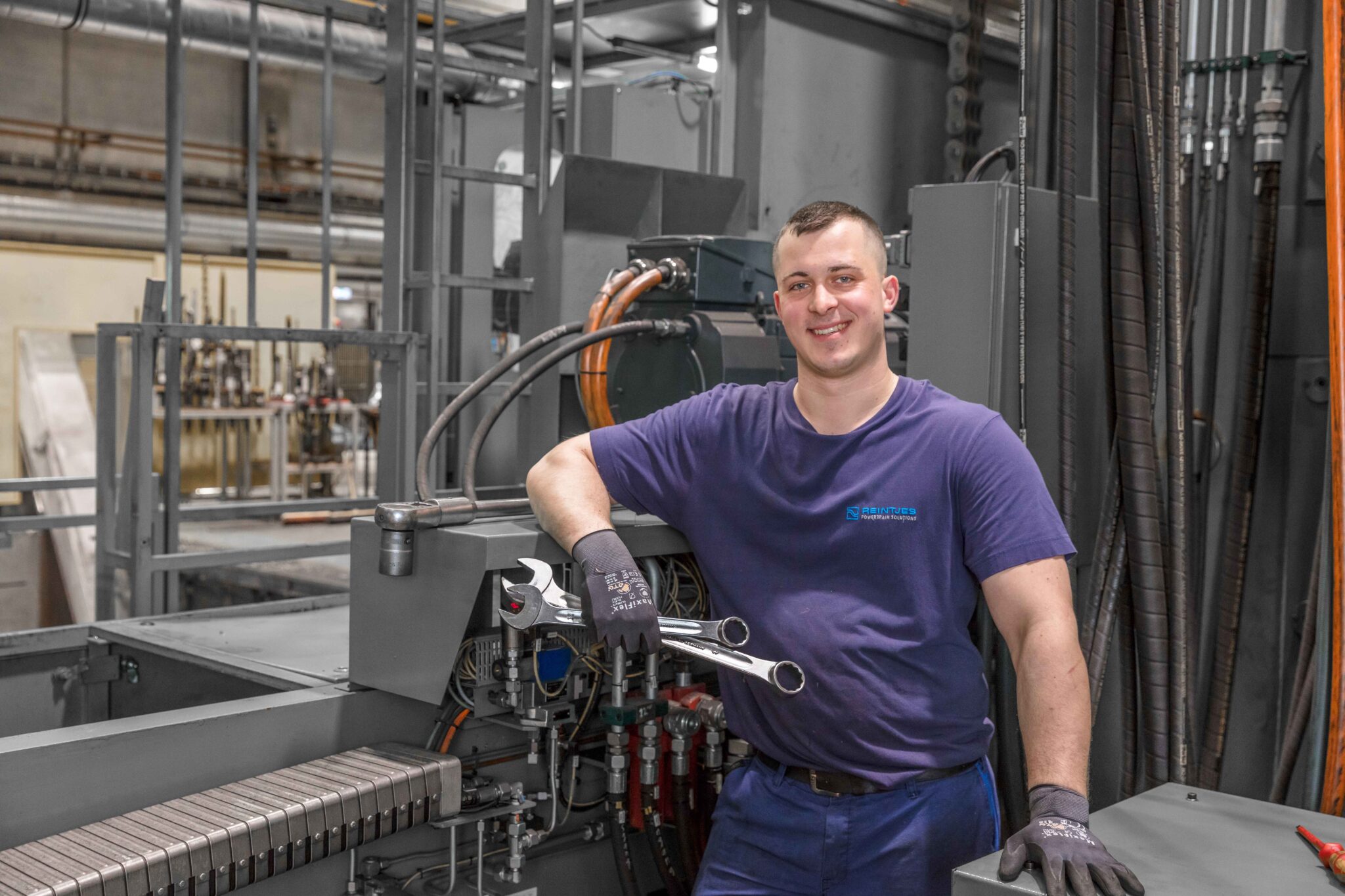 Ein REINTJES Mitarbeiter mit Werkzeug in einer der Produktionshallen in Hameln.