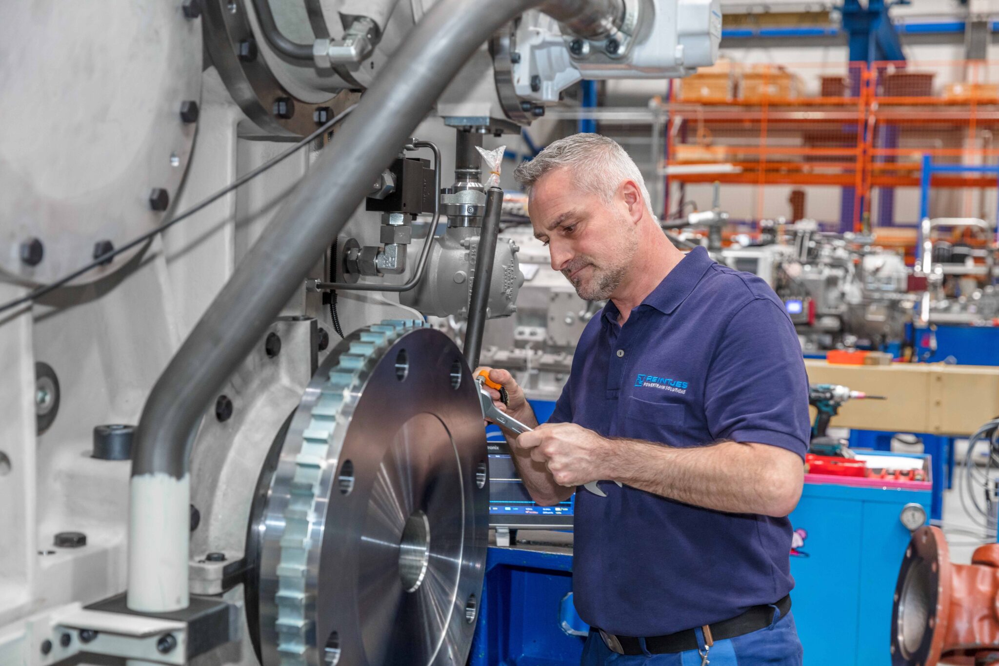 Ein REINTJES Mitarbeiter an einer Maschine in einer der Produktionshallen in Hameln.