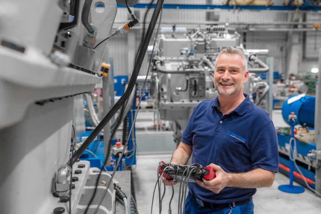 Ein REINTJES Mitarbeiter an einer Maschine in einer der Produktionshallen in Hameln.