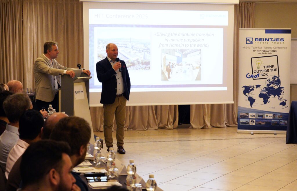 Klaus Deleroi spricht beim internen REINTJES Techniktraining zu Hybrid- und Elektroantrieben.