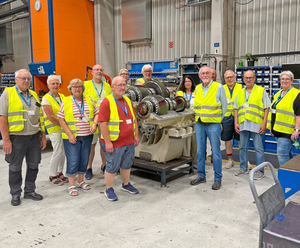 Menschen aus Hameln bei einem Rundgang durch die REINTJES Produktion in Zusammenarbeit mit dem Paritätischen.