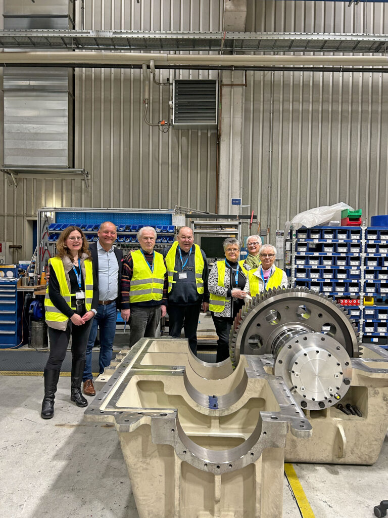 Menschen aus Hameln besuchten REINTJES und erfuhren in den Produktionshallen von Geschäftsführer Klaus Deleroi einiges über das Unternehmen.