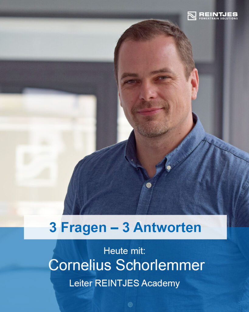 Folie für die 3-Fragen-3-Antworten-Serie mit Academy-Leiter Cornelius Schorlemmer.