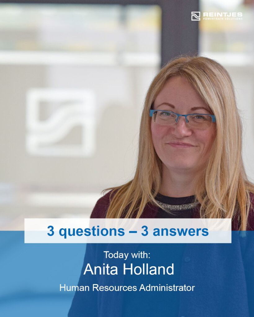 Folie für die 3-Fragen-3-Antworten-Serie mit Personalsachbearbeiterin Anita Holland.