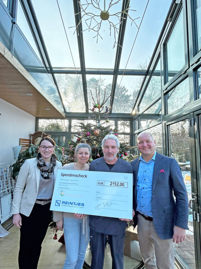 Foto bei der Spendenübergabe an den Verein Ein Lächeln für Dich in Preußisch Oldendorf mit REINTJES Personalchefin Vanessa Martens, Nicole Pape, Frank Pape und REINTJES Geschäftsführer Klaus Deleroi (von links).