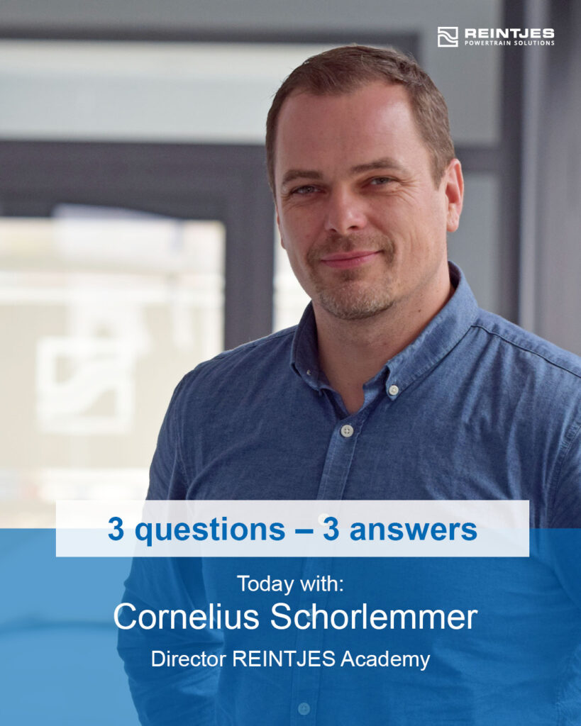 Folie für die 3-Fragen-3-Antworten-Serie mit Academy-Leiter Cornelius Schorlemmer.