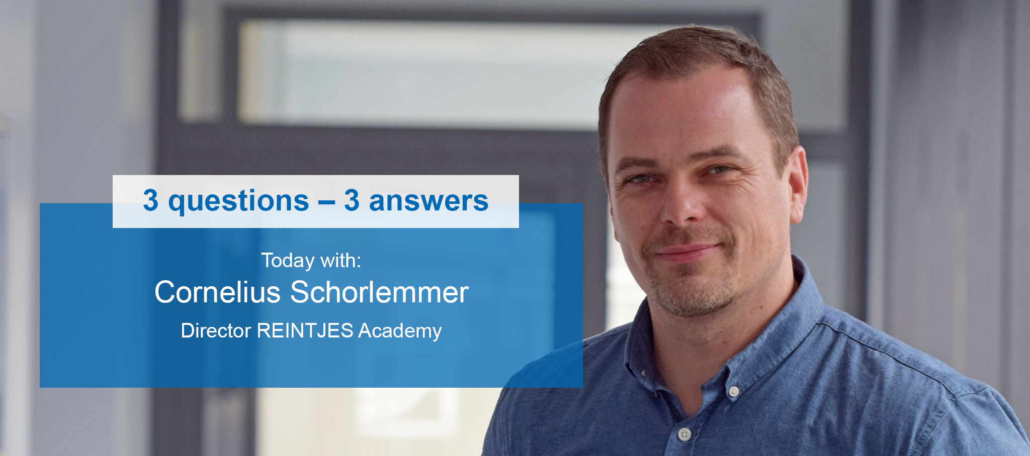 Folie für die 3-Fragen-3-Antworten-Serie mit Academy-Leiter Cornelius Schorlemmer.