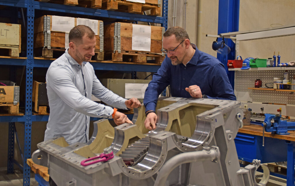 Thomas Haferkorn (Abteilungsleiter Service, rechts) und Oliver Schmidt (Manager Produkt Support) im Fachgespräch.
