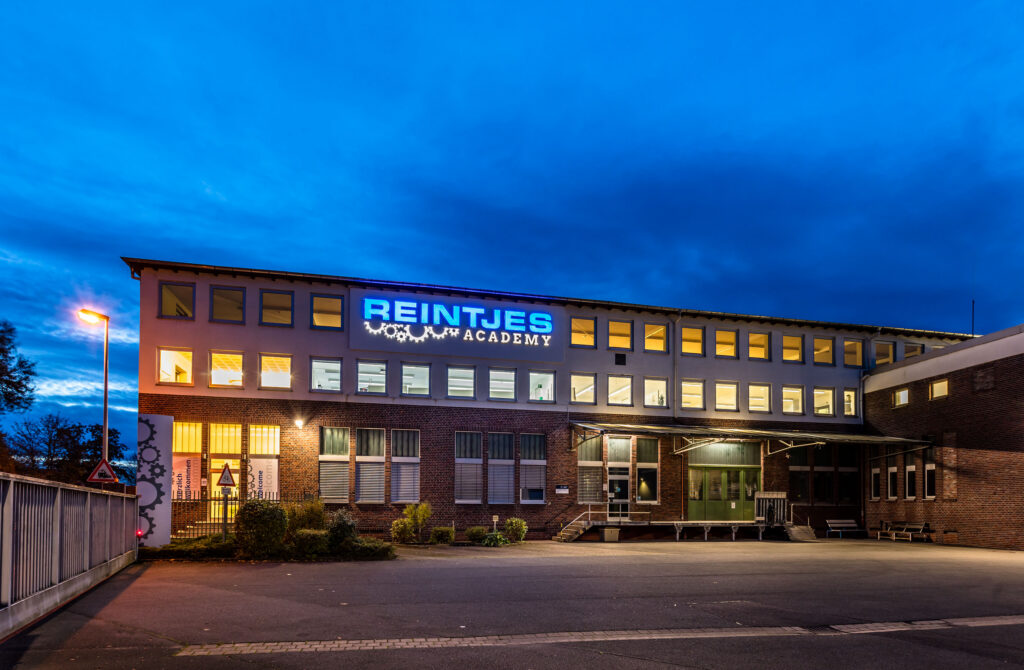 Die REINTJES Academy, in der in technischen Berufen ausgebildet wird, im Abendlicht.